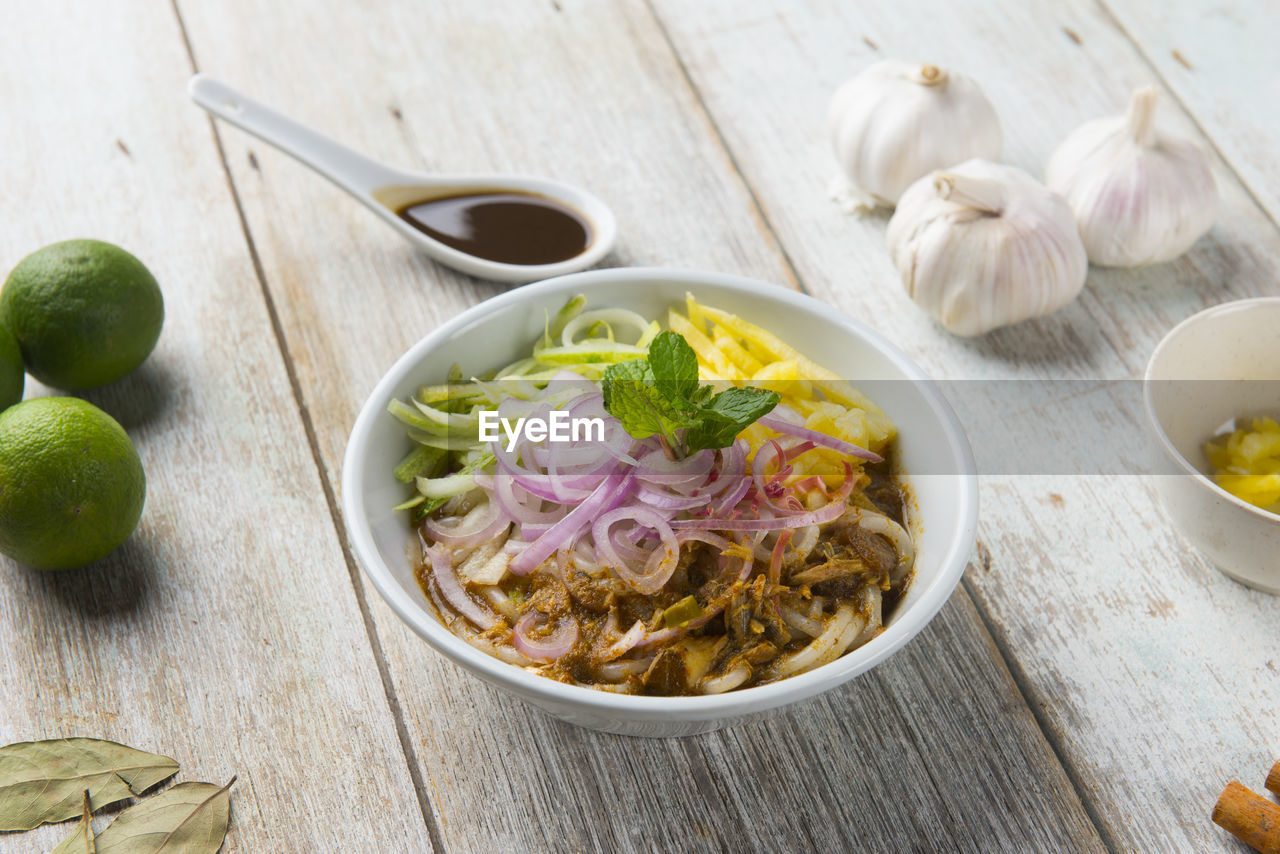 HIGH ANGLE VIEW OF VEGETABLES IN BOWL ON TABLE