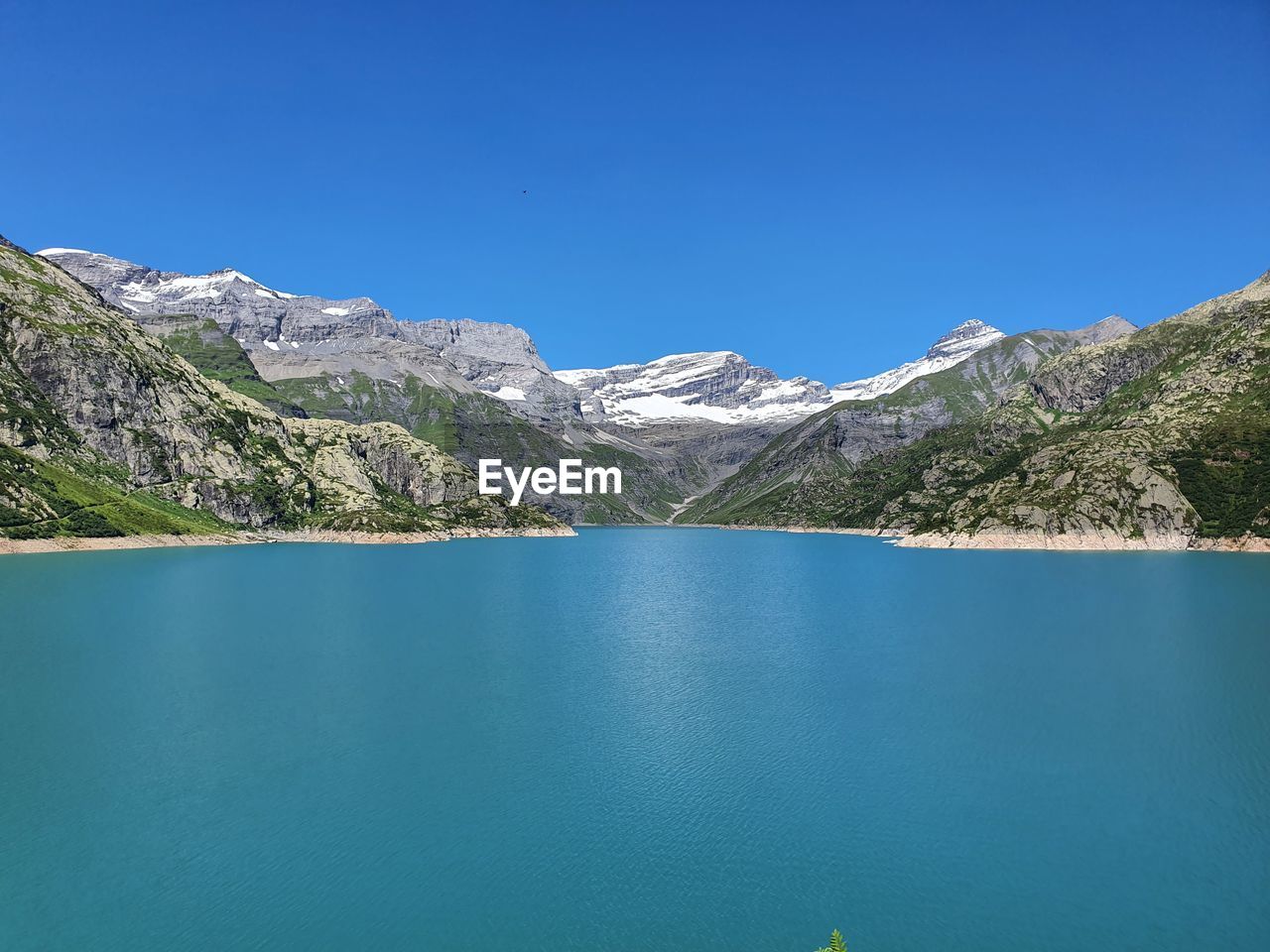 SCENIC VIEW OF LAKE AND MOUNTAINS AGAINST BLUE SKY