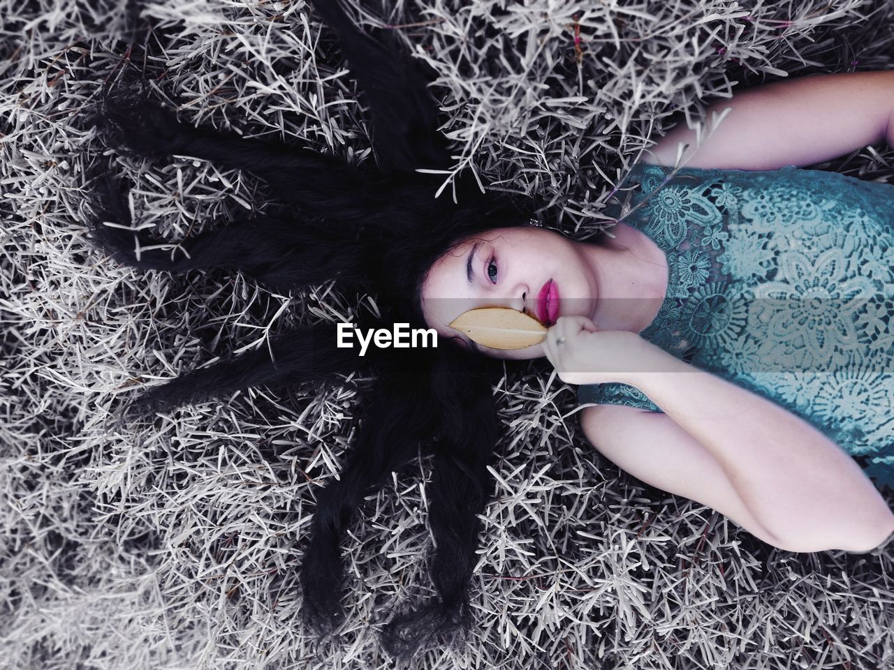 HIGH ANGLE VIEW OF WOMAN LYING DOWN ON BED