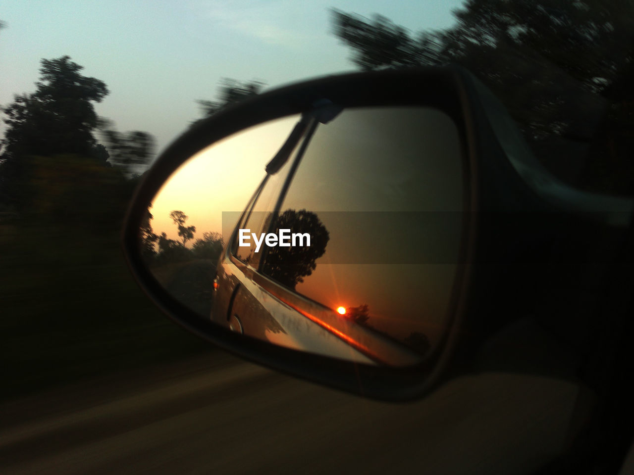 CLOSE-UP OF SIDE-VIEW MIRROR