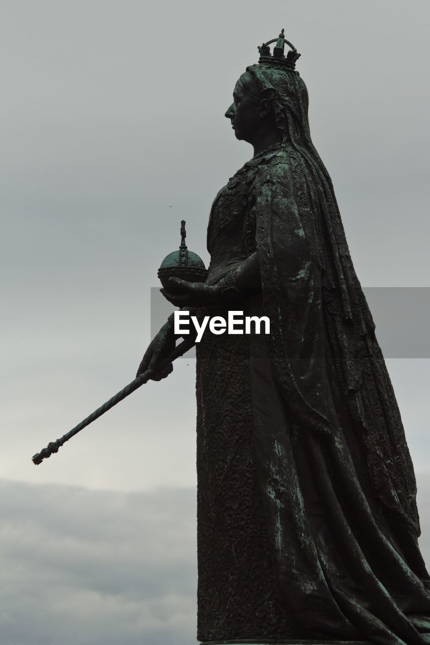 Statue of queen victoria against sky