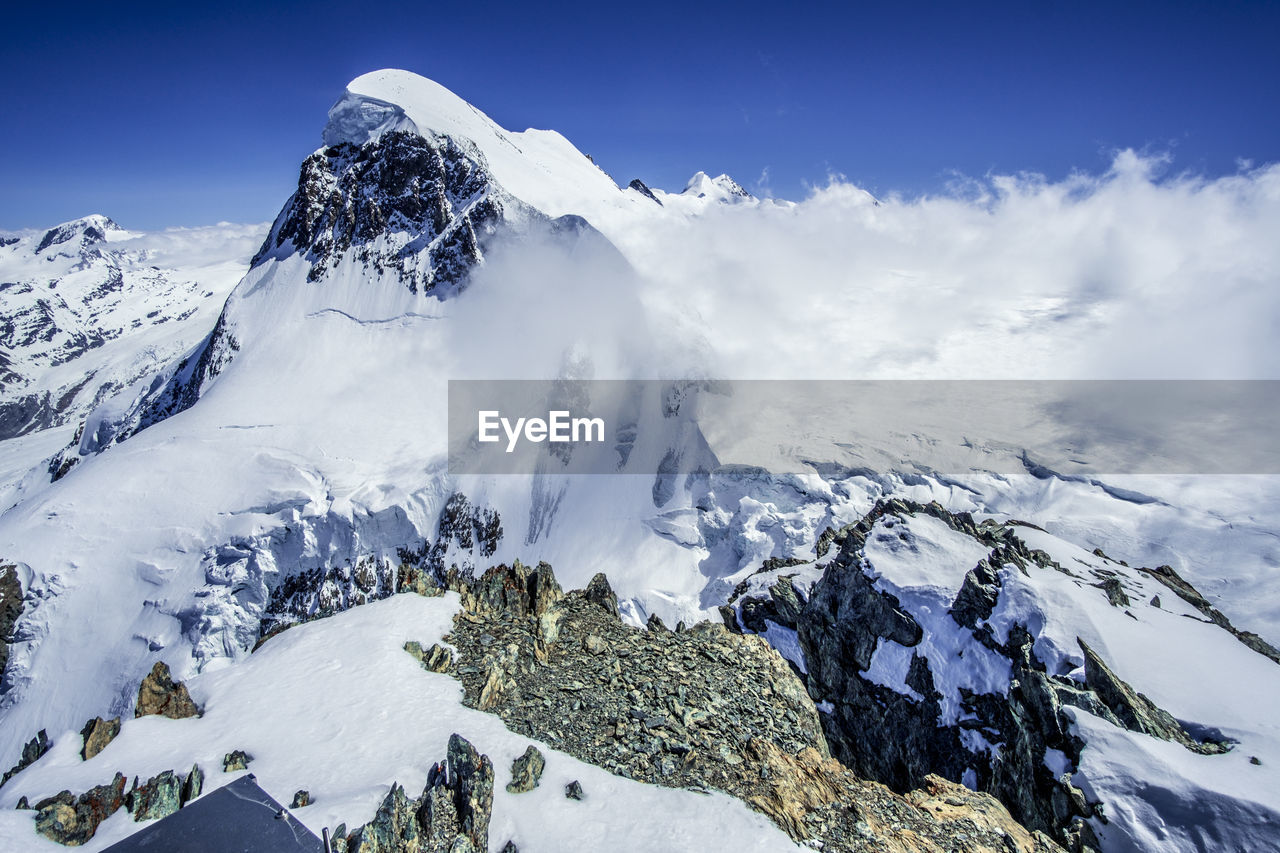 SCENIC VIEW OF SNOWCAPPED MOUNTAIN AGAINST SKY