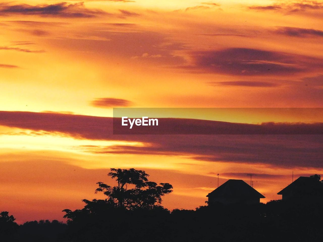 SCENIC VIEW OF DRAMATIC SKY OVER SILHOUETTE LANDSCAPE