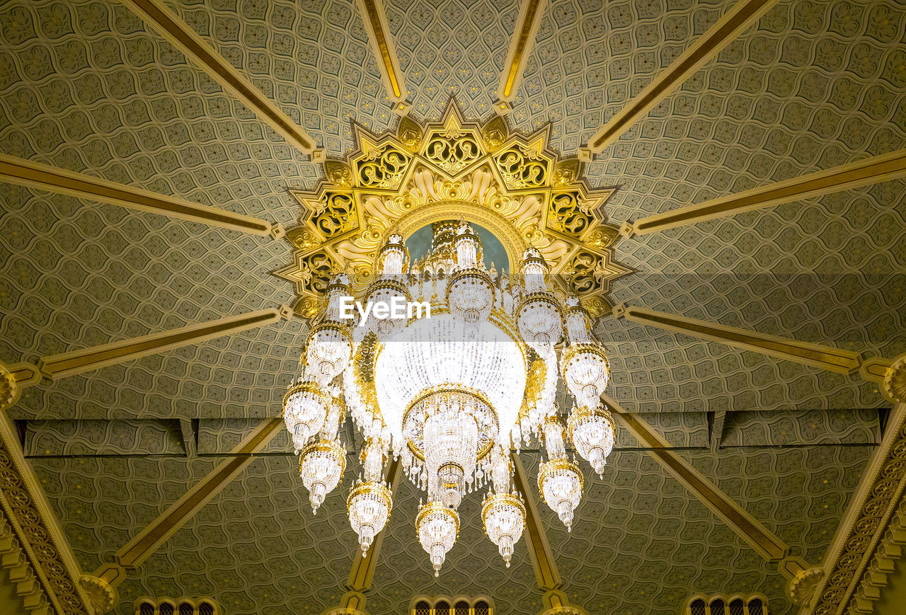 LOW ANGLE VIEW OF ORNATE CEILING