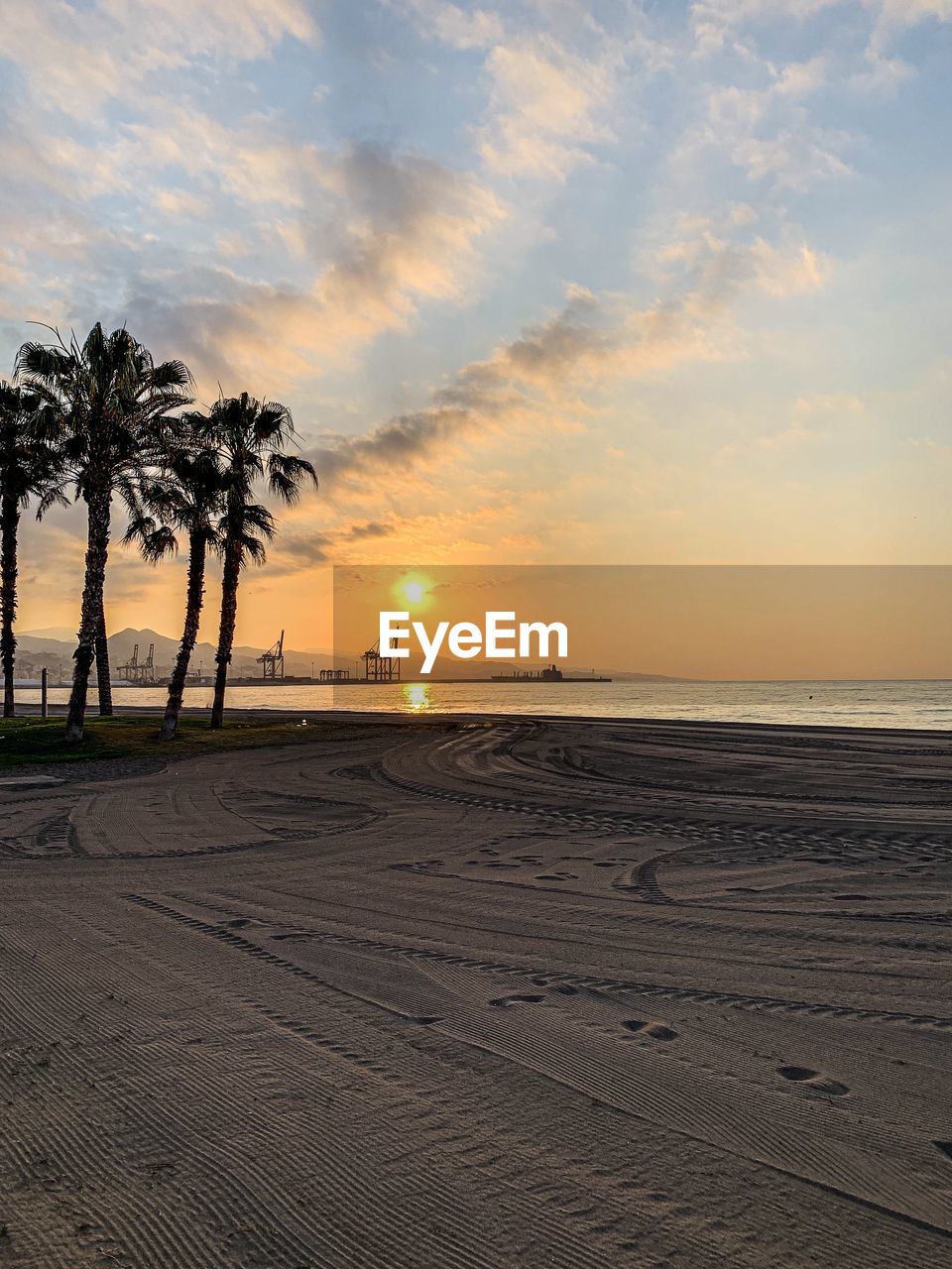 SCENIC VIEW OF SEA AT SUNSET