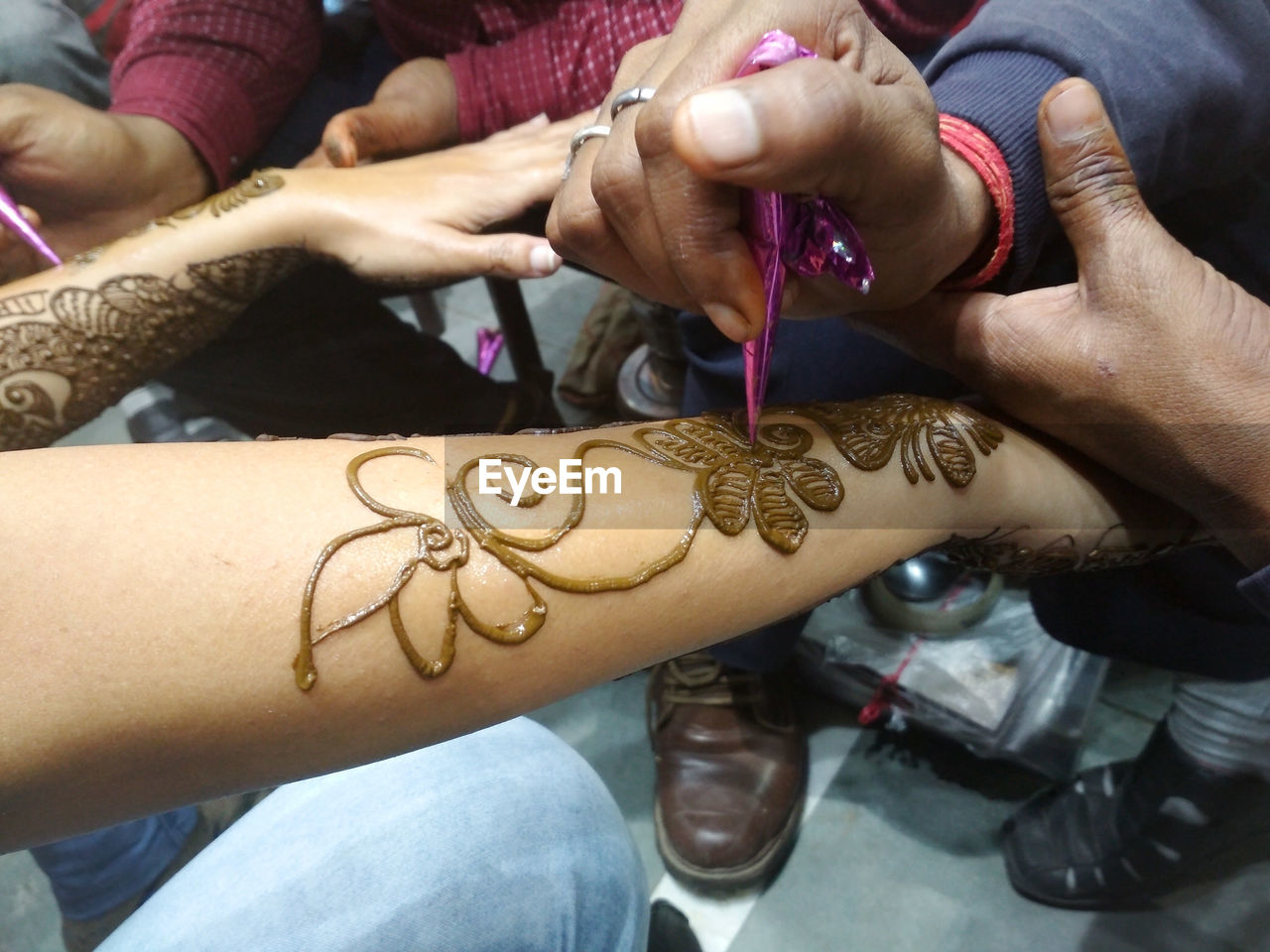 MIDSECTION OF WOMAN HOLDING PEOPLE