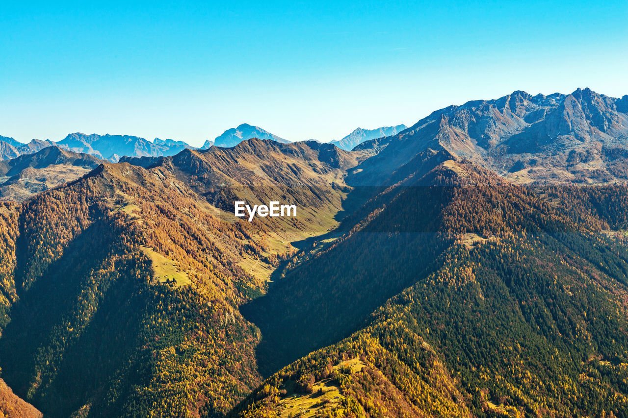 PANORAMIC VIEW OF MOUNTAINS AGAINST CLEAR BLUE SKY