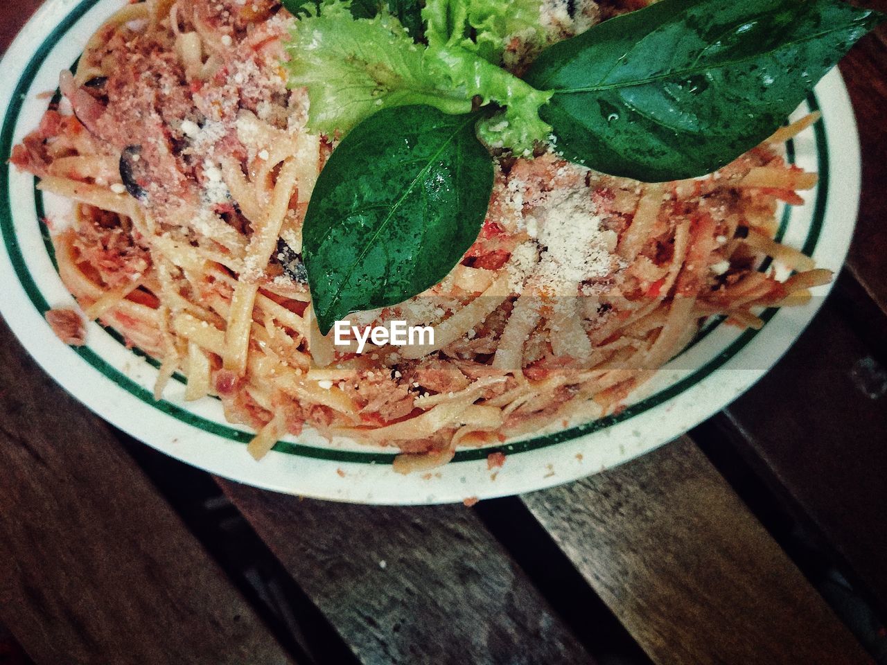 CLOSE-UP OF FOOD IN PLATE