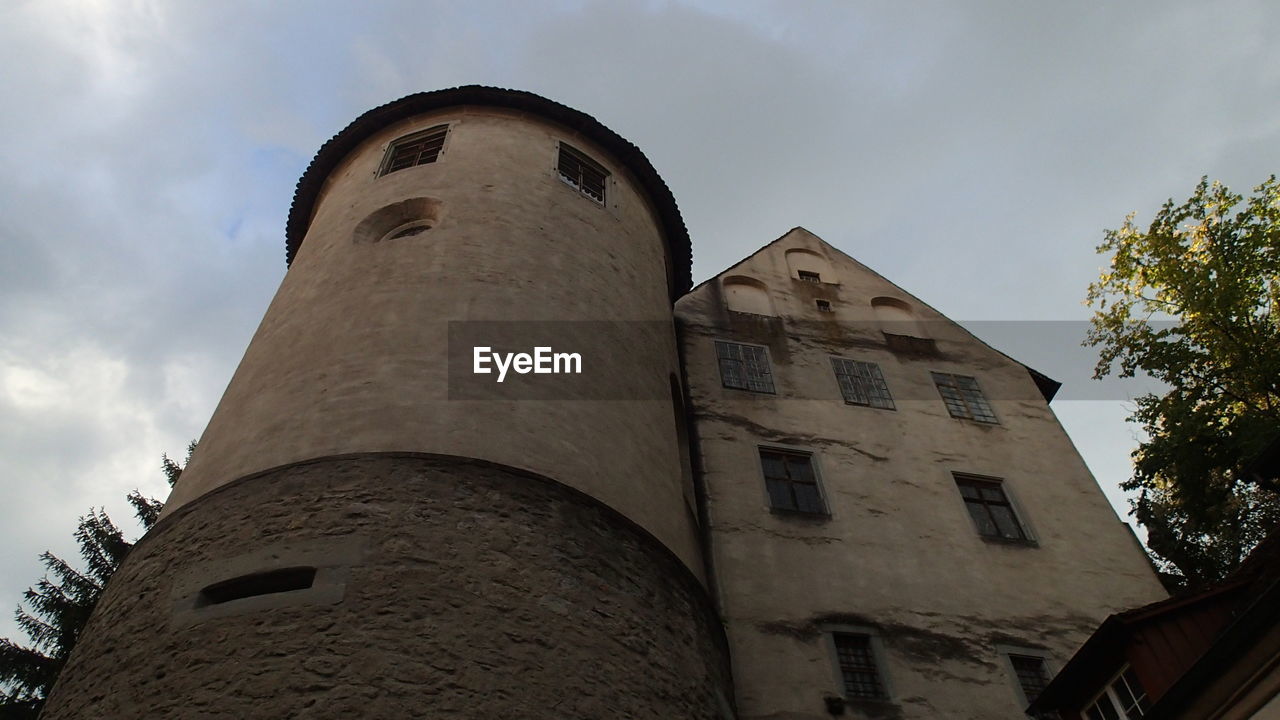 LOW ANGLE VIEW OF OLD BUILDING AGAINST CLOUDY SKY