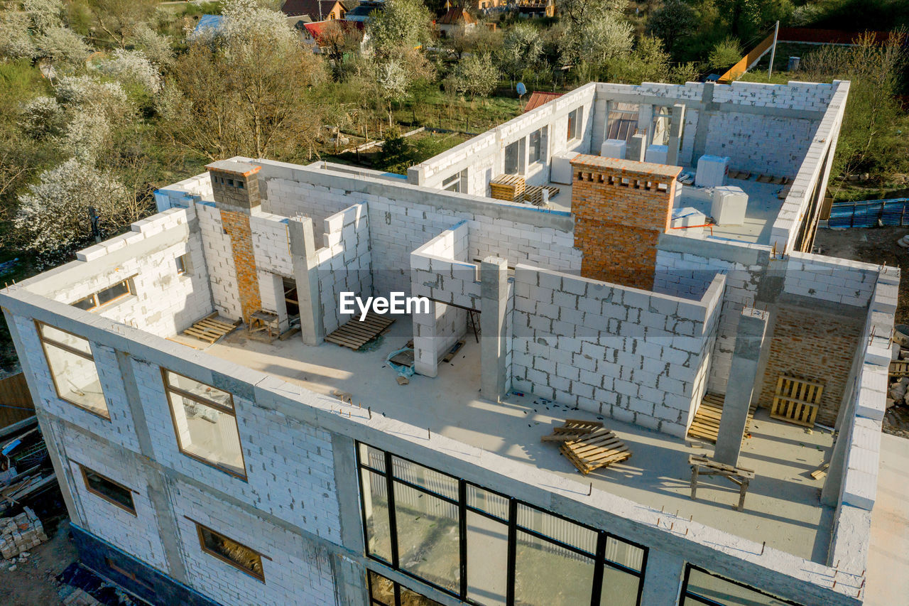 HIGH ANGLE VIEW OF BUILT STRUCTURE ON CEMETERY