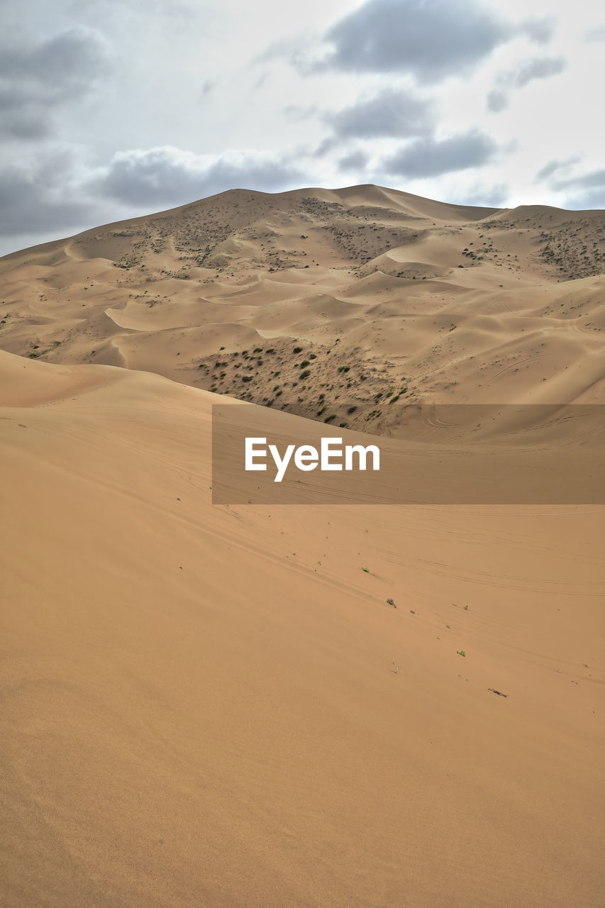 1061 chains of moving and stationary sand dunes cover the badain jaran desert. inner mongolia-china.