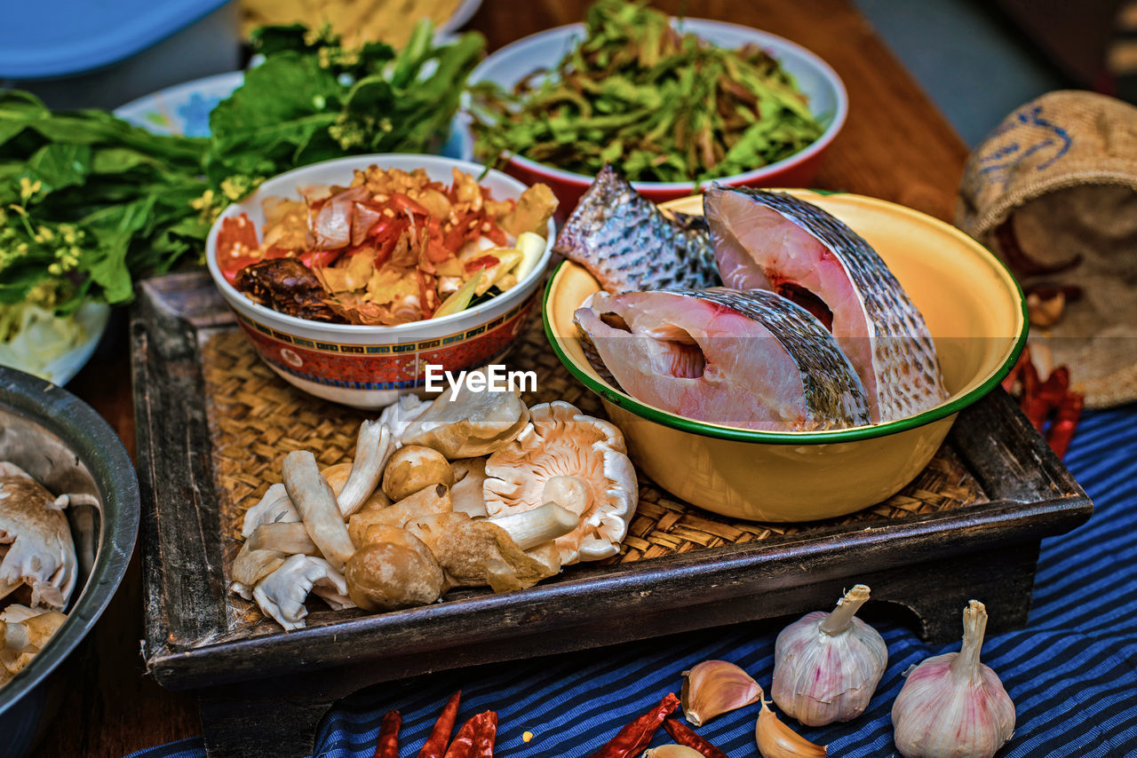HIGH ANGLE VIEW OF FISH AND VEGETABLES ON TABLE