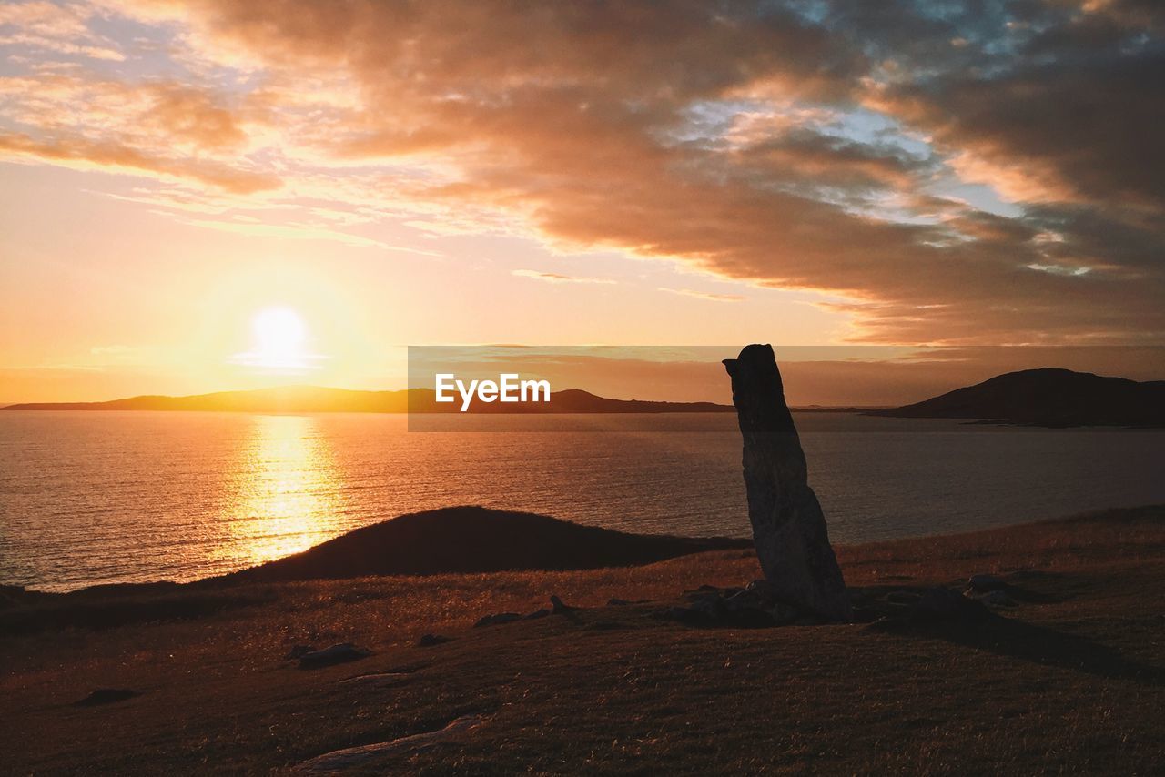 SCENIC VIEW OF SEA AGAINST SUNSET SKY