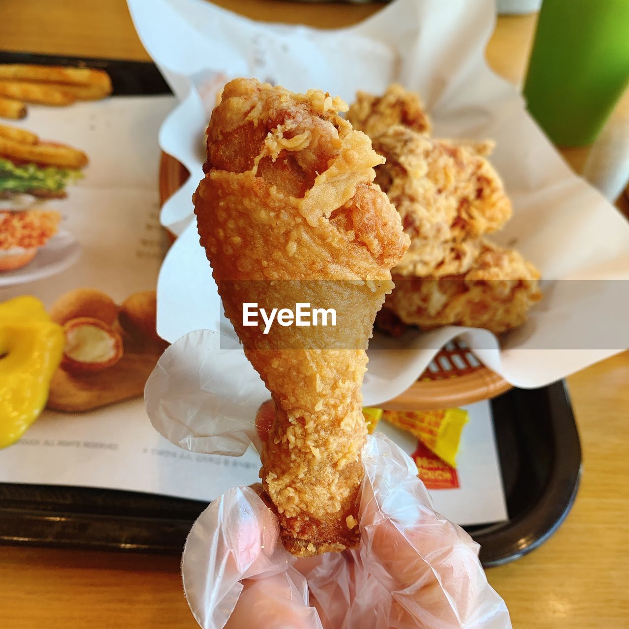 HIGH ANGLE VIEW OF HAND HOLDING FOOD