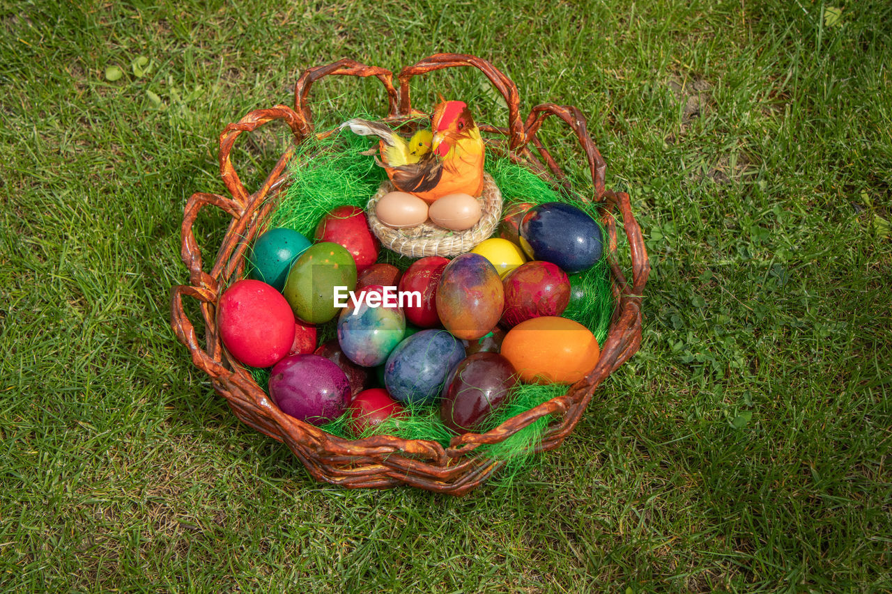 HIGH ANGLE VIEW OF MULTI COLORED CANDIES IN BASKET