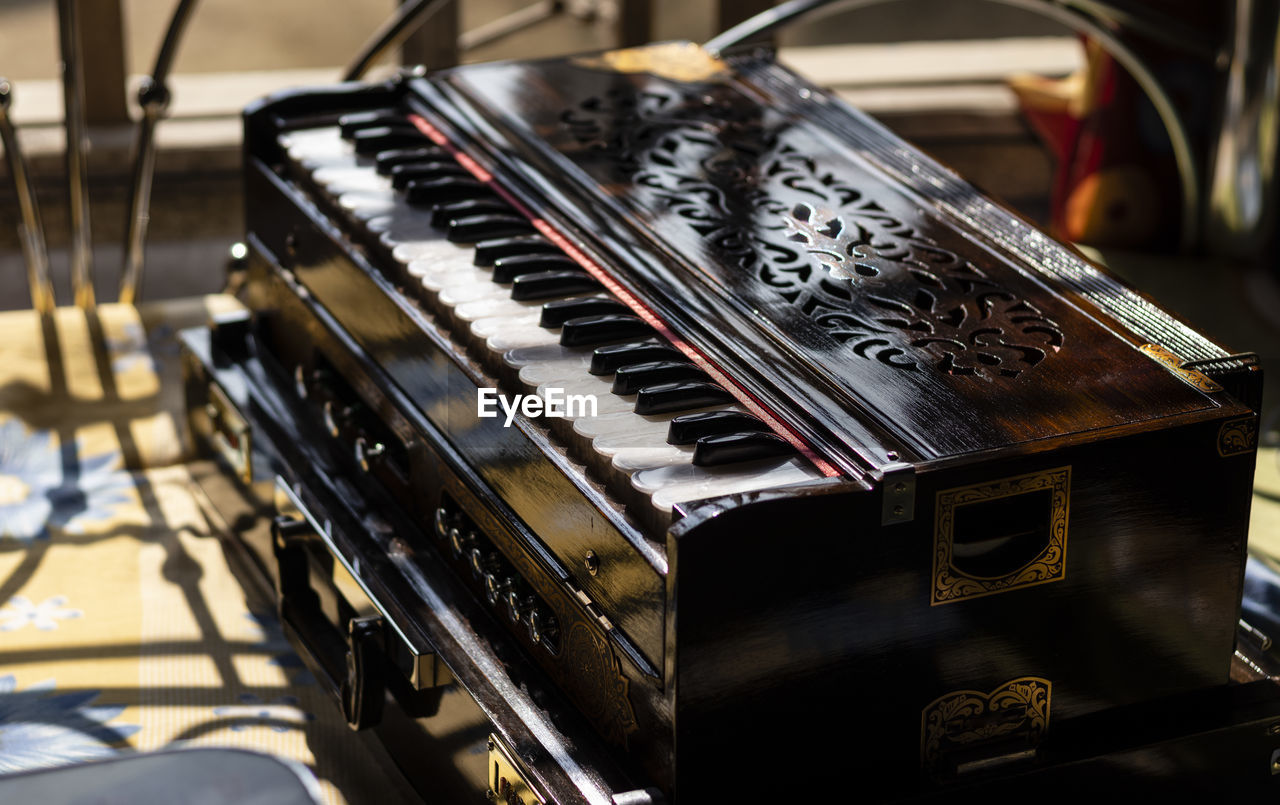HIGH ANGLE VIEW OF PIANO KEYS AT NIGHTCLUB