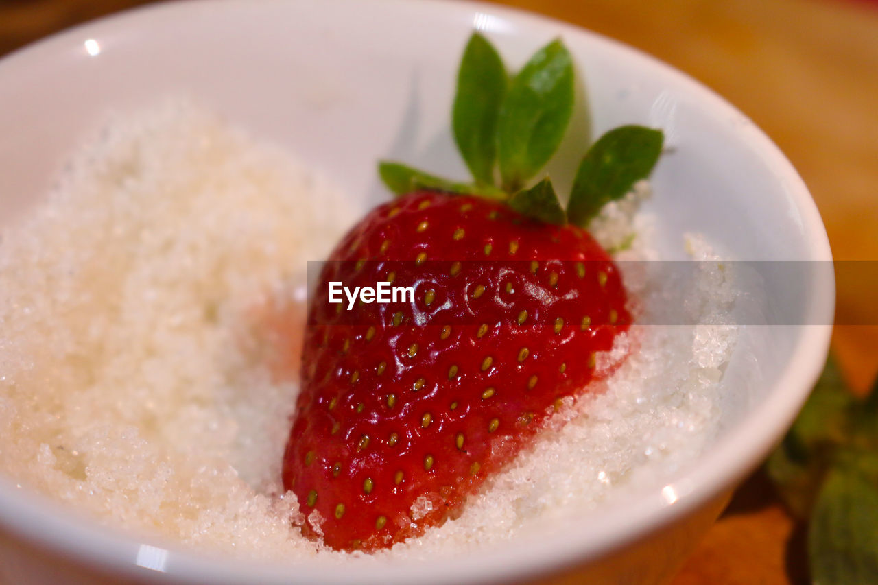 CLOSE-UP OF STRAWBERRY IN BOWL