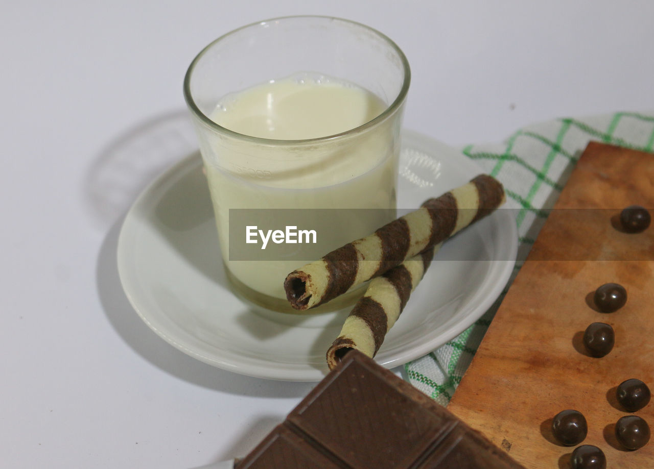 HIGH ANGLE VIEW OF COFFEE AND DRINK ON TABLE