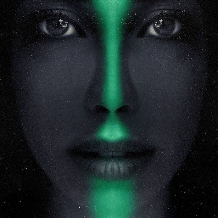 CLOSE-UP PORTRAIT OF A WOMAN IN A DARK