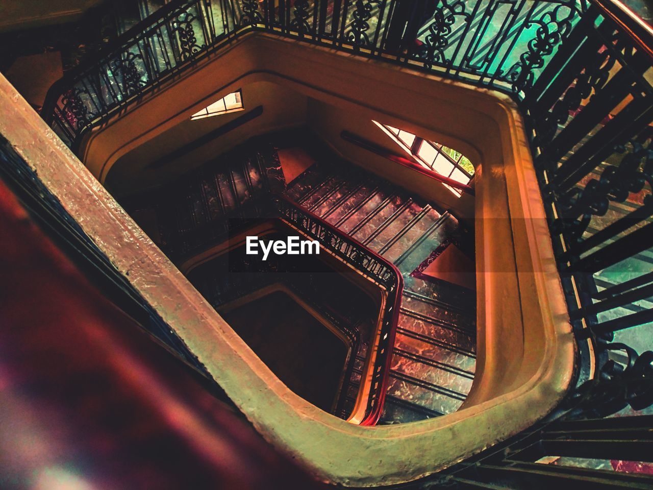 HIGH ANGLE VIEW OF SPIRAL STAIRCASE IN BUILDING