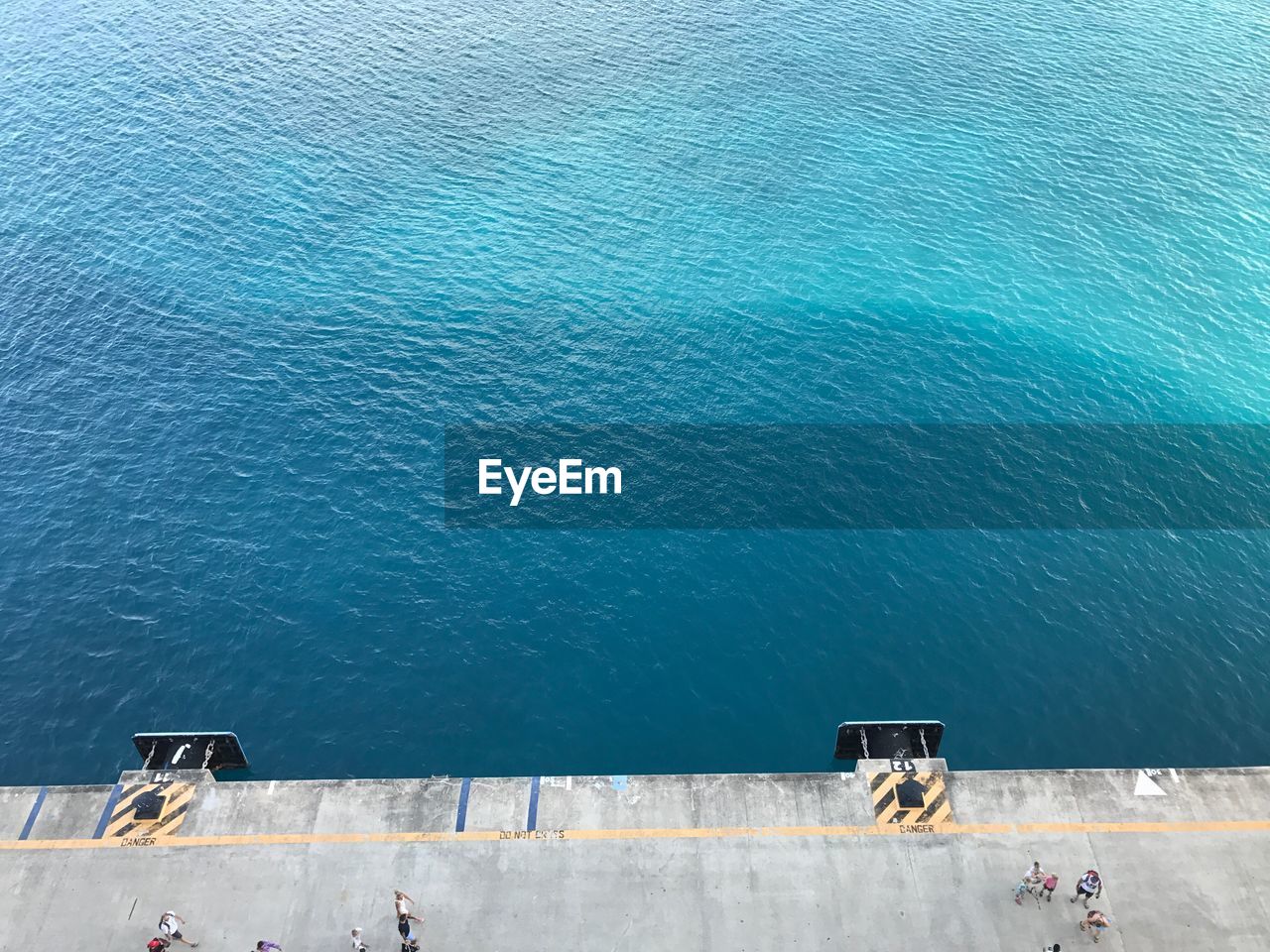 HIGH ANGLE VIEW OF SEA AGAINST BLUE SKY