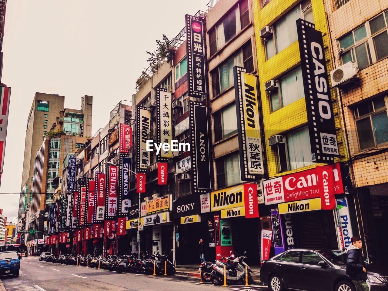 VIEW OF BUILDINGS IN CITY