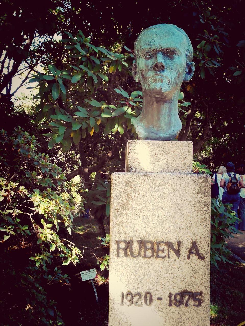 Ruben a aquino bust against trees at jardim botanico