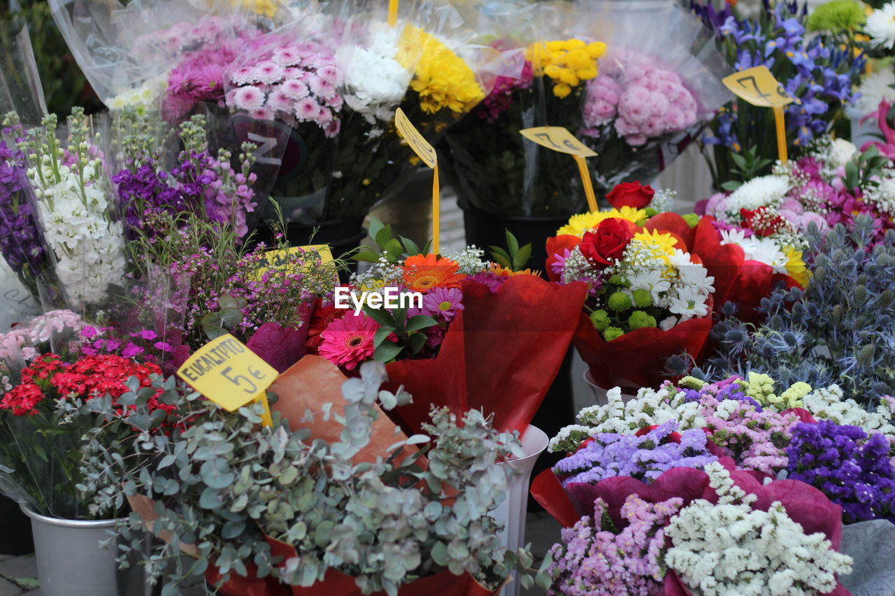 VARIOUS FLOWERS IN MARKET FOR SALE AT STREET