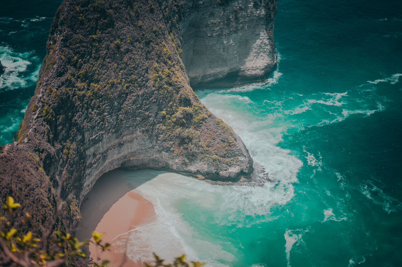 HIGH ANGLE VIEW OF ROCK FORMATION AT SEA