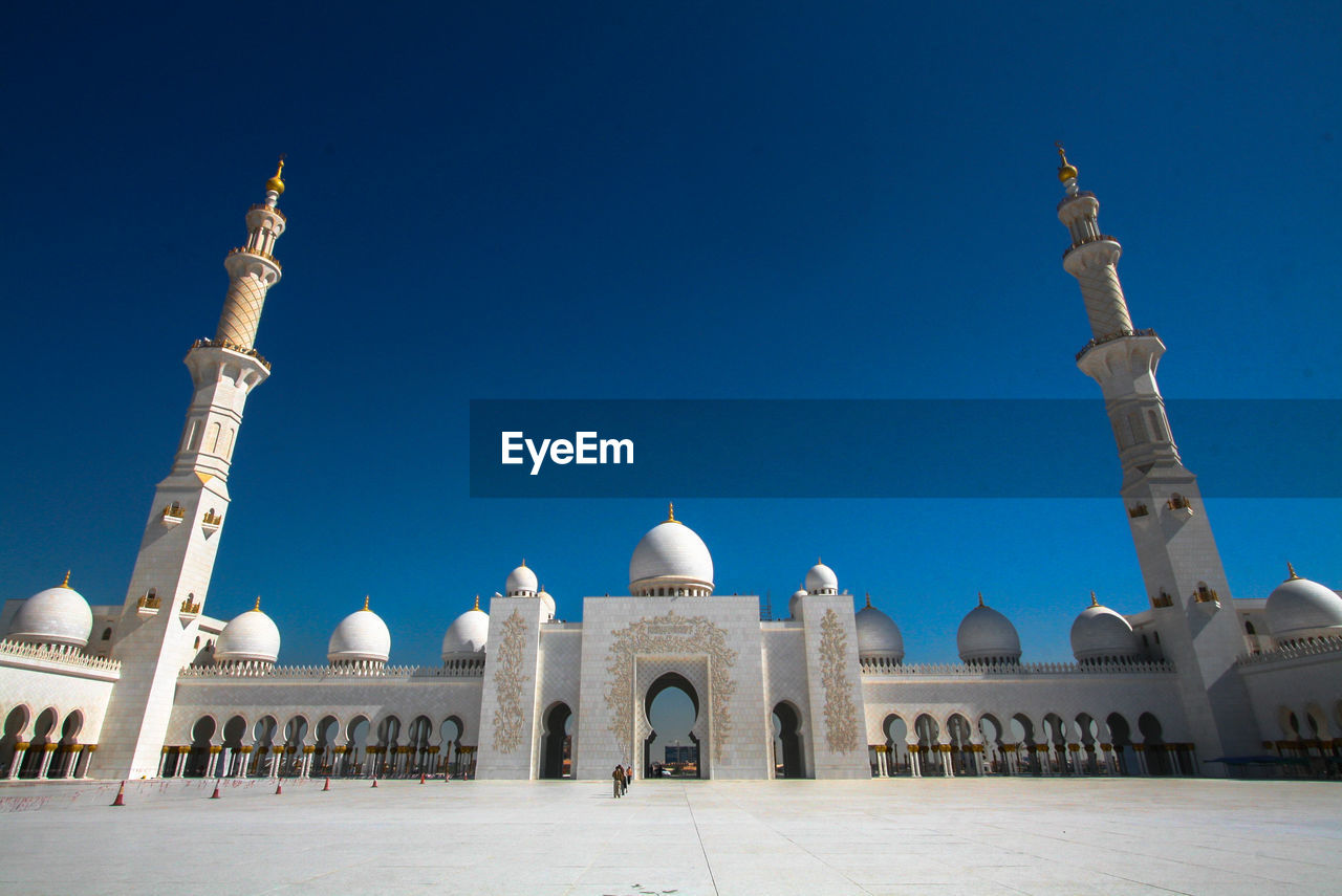 The sheikh zayed grand mosque abu dhabi with blue sky