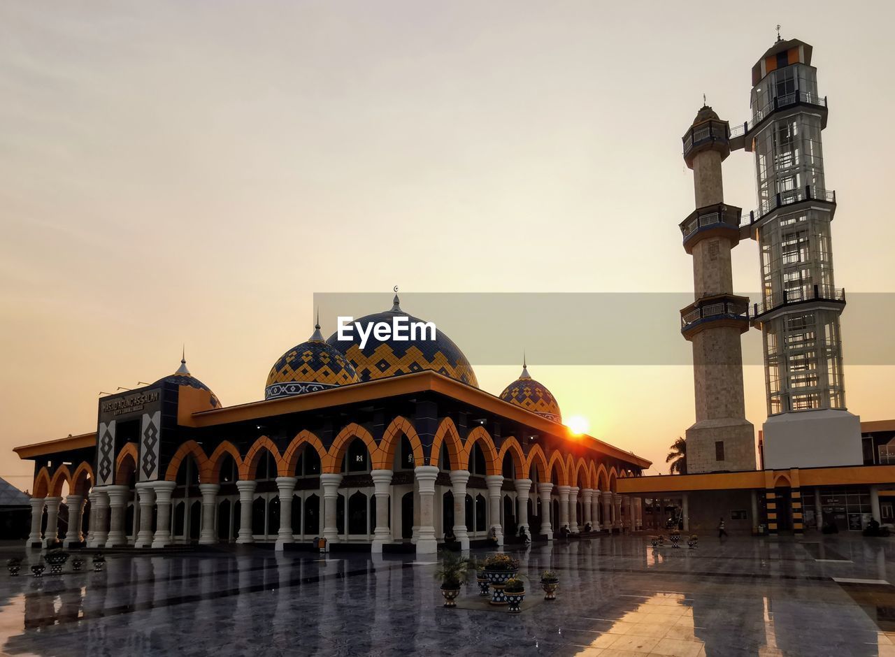 Pray before sunset, kneel before god at masjid 
