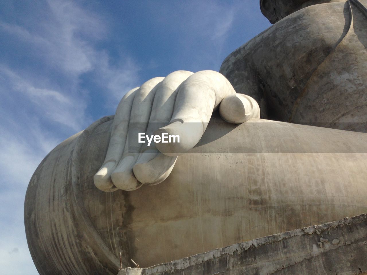 CLOSE-UP OF HAND STATUE AGAINST SKY