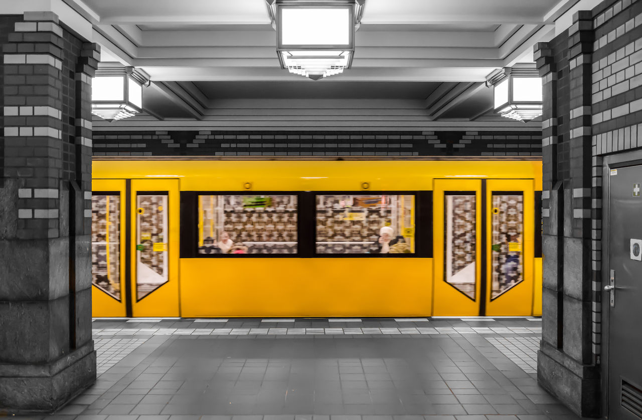 Train at subway station | ID: 100227332