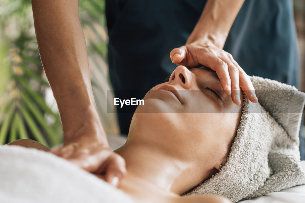 Deep relaxing ayurvedic head, face and chest massage