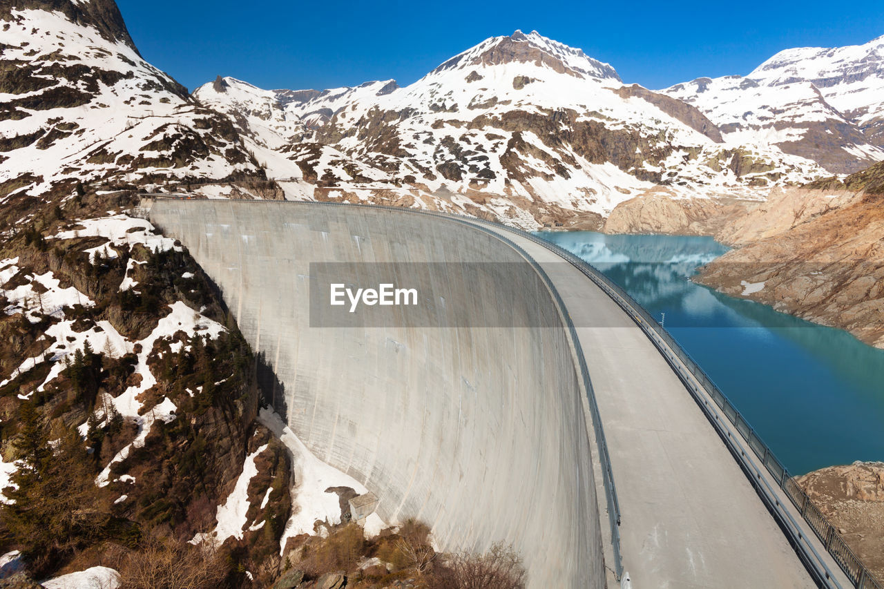 SCENIC VIEW OF DAM AND MOUNTAINS AGAINST SKY