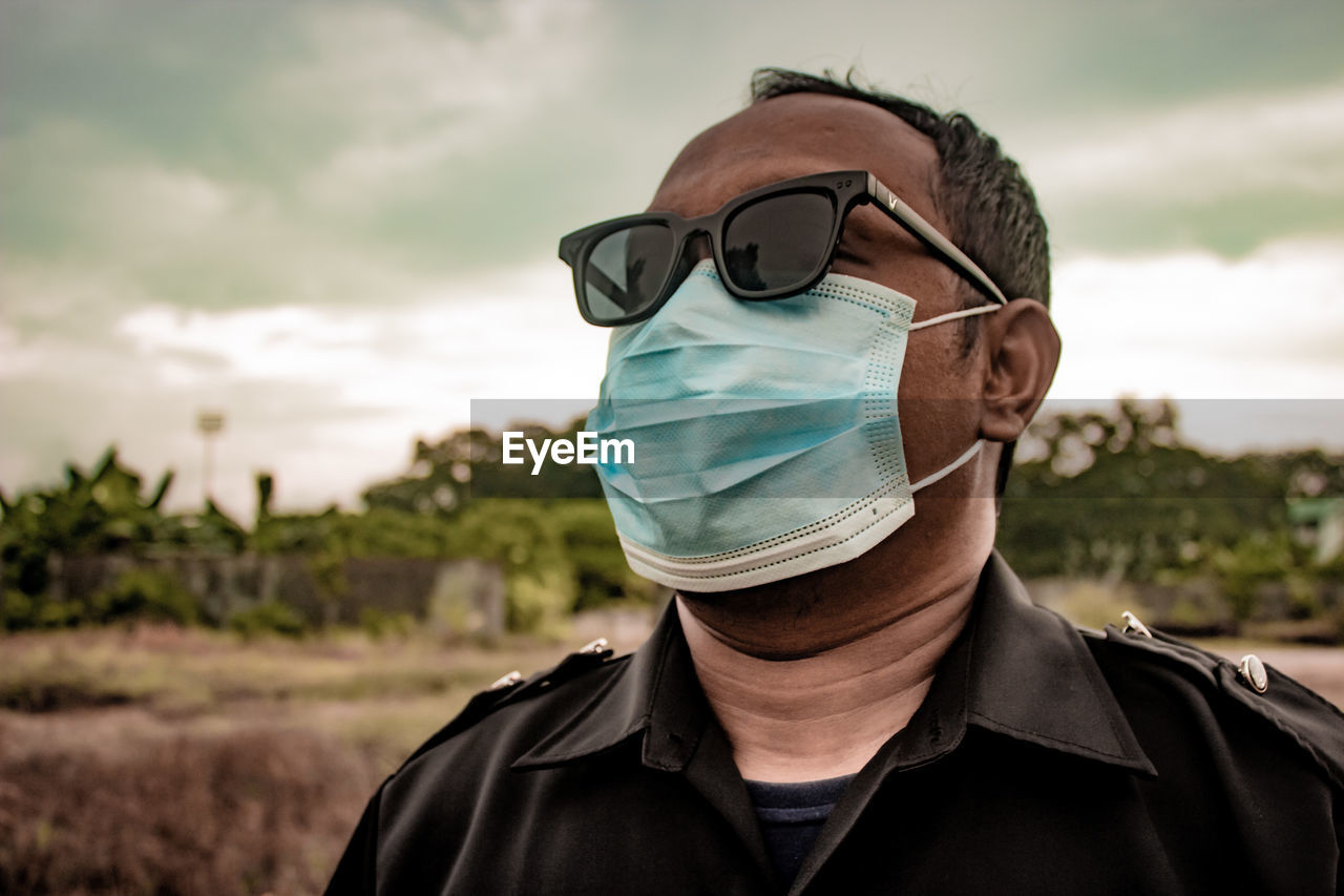 Portrait of man wearing sunglasses against sky