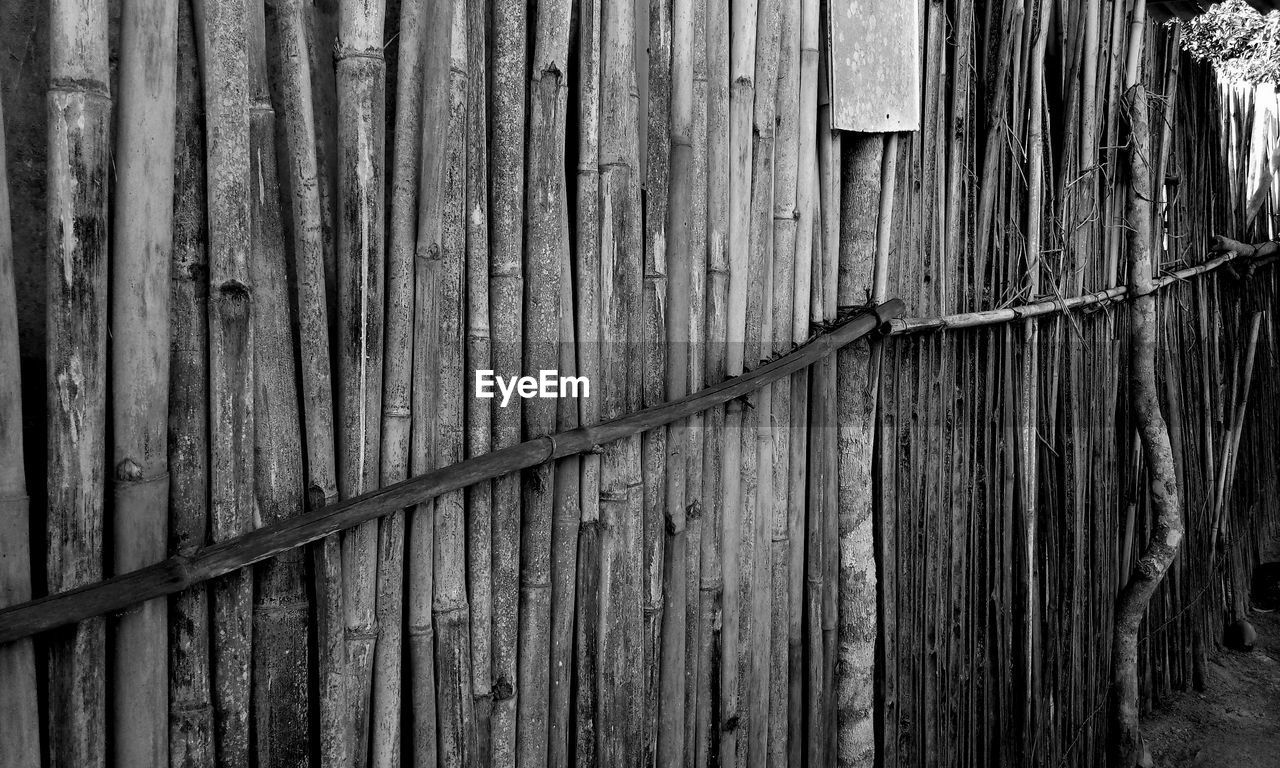 FULL FRAME SHOT OF OLD WOODEN WALL