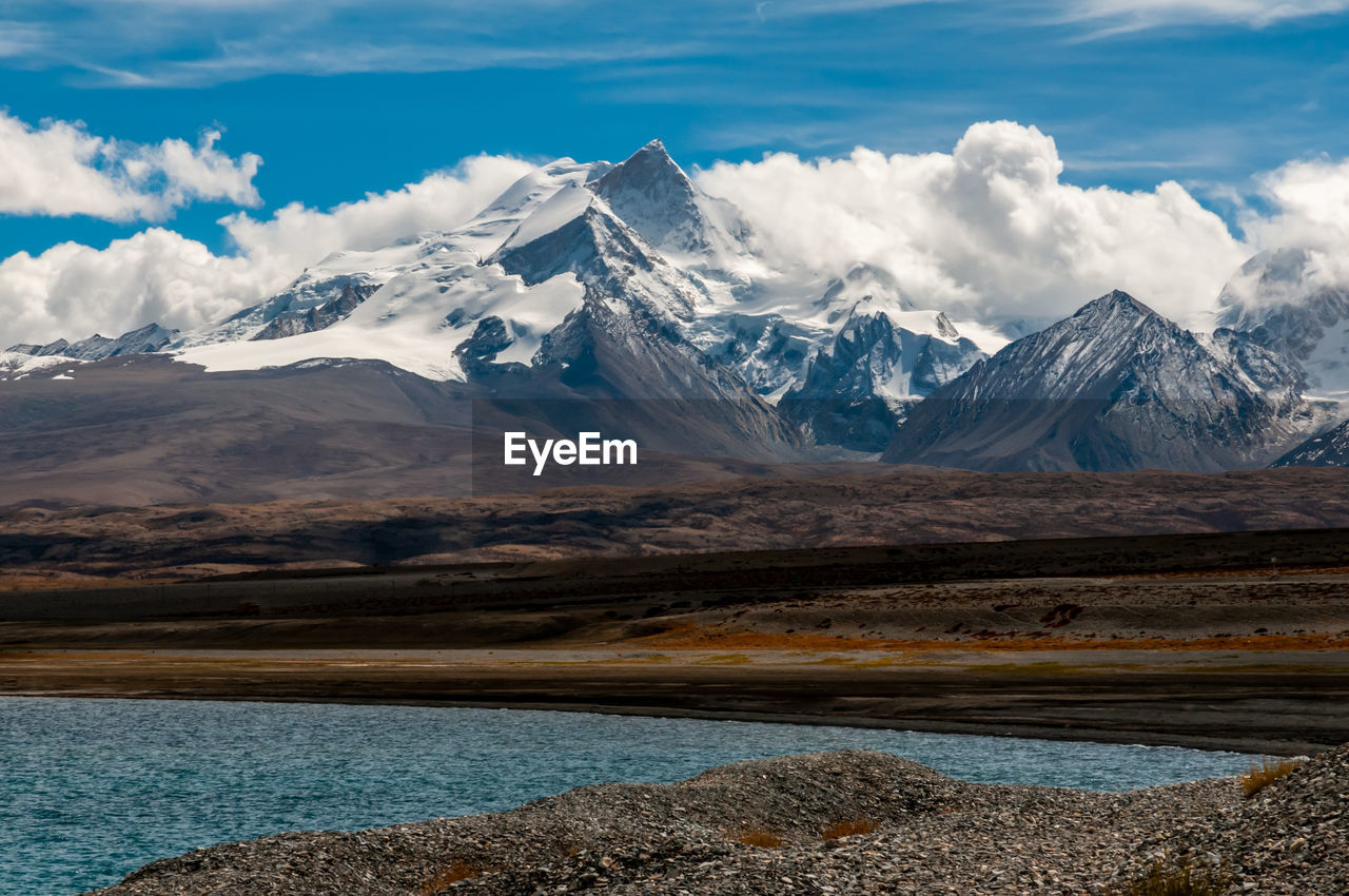 Snowcapped mountains and turquoise color lake landscape in tibet, china