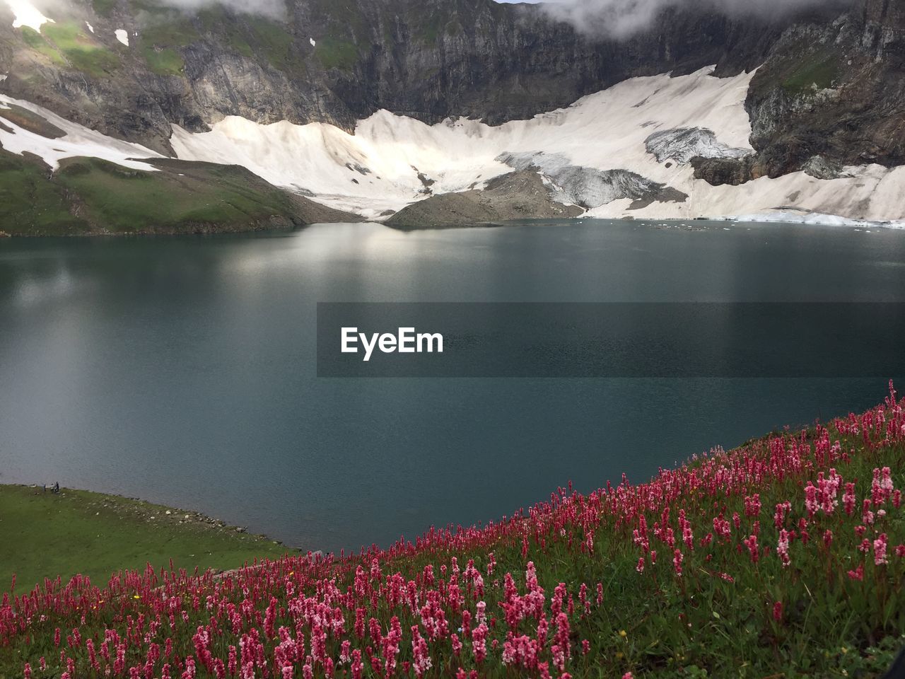 SCENIC VIEW OF LAKE BY MOUNTAIN AGAINST CLOUDY SKY