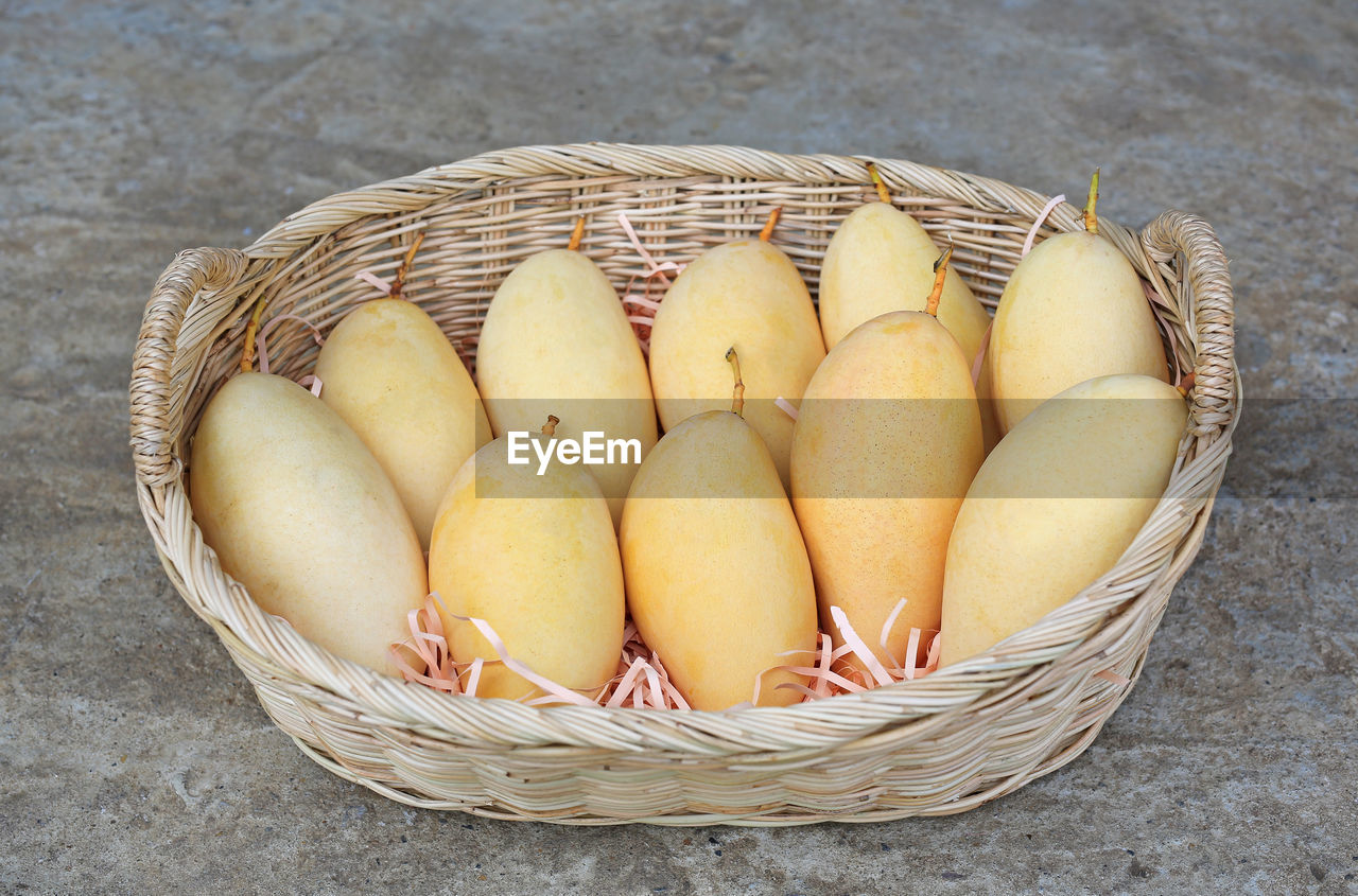 HIGH ANGLE VIEW OF FRUIT IN BASKET
