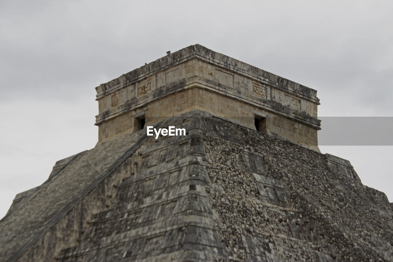 LOW ANGLE VIEW OF HISTORICAL BUILDING AGAINST SKY