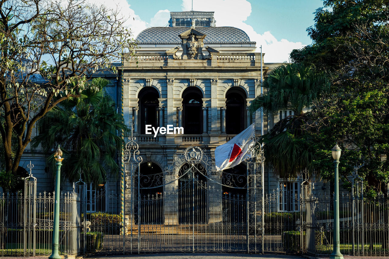 VIEW OF BUILDING AGAINST SKY