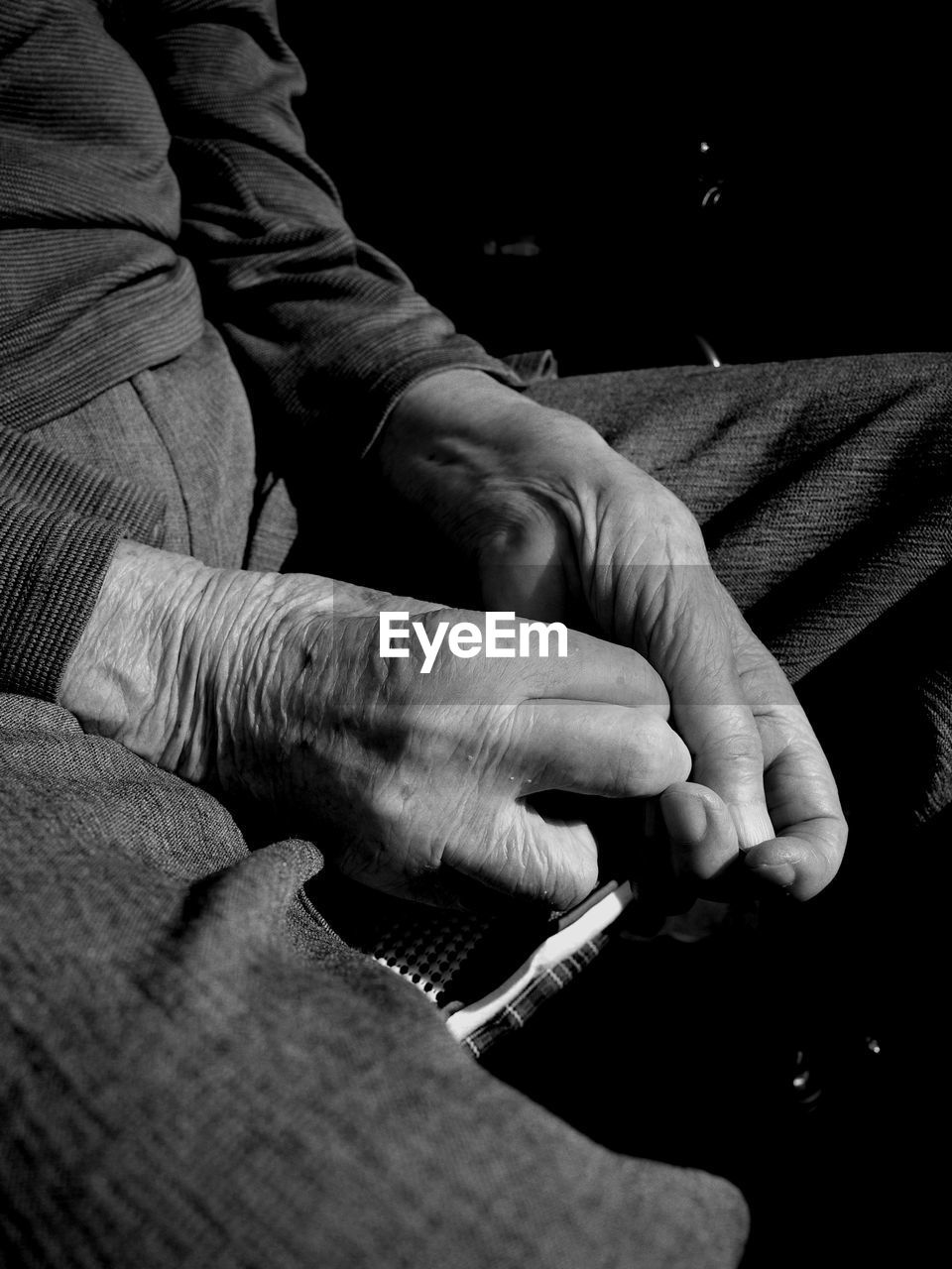 CLOSE-UP OF MAN HAND HOLDING CIGARETTE