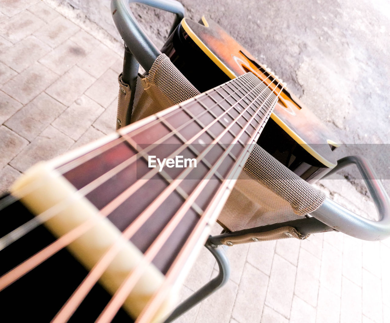 HIGH ANGLE VIEW OF GUITAR ON FLOORING