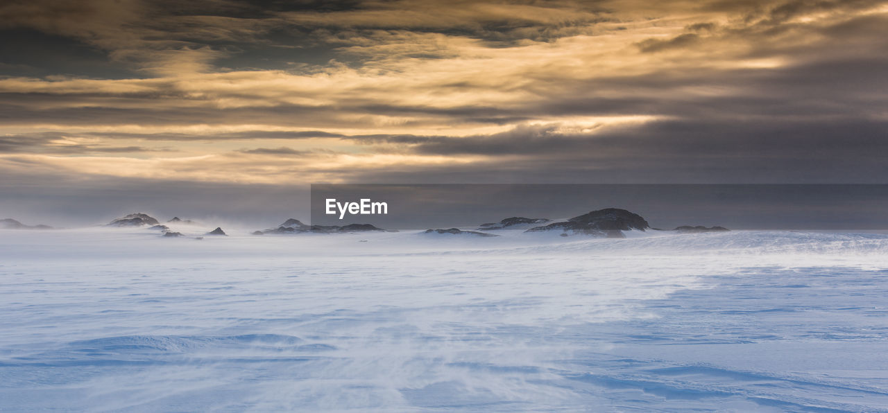 SCENIC VIEW OF SEA AGAINST SKY AT SUNSET