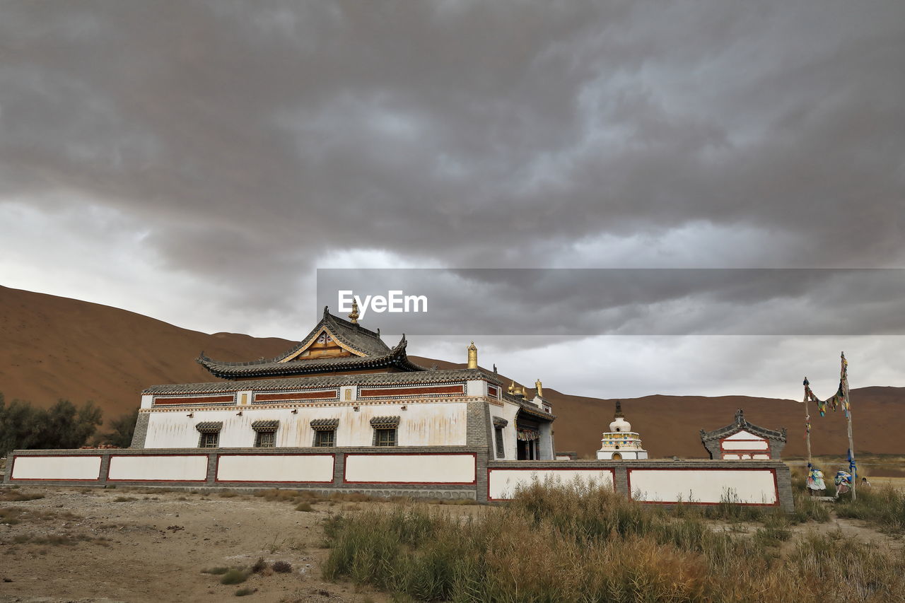 1109 badain jaran temple-white pagoda beside sumu jaran lake. badain jaran desert-nei mongol-china.