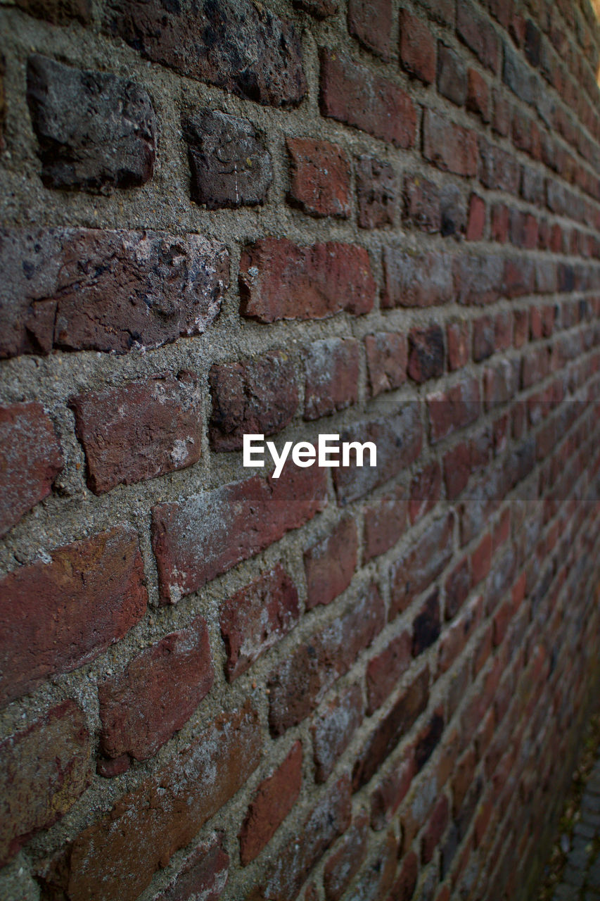 FULL FRAME SHOT OF BRICK WALL WITH STONE WALLS