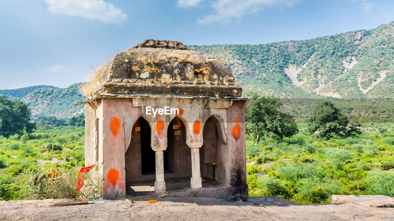 Spooky ruins of bhangarh fort, the most haunted place in india