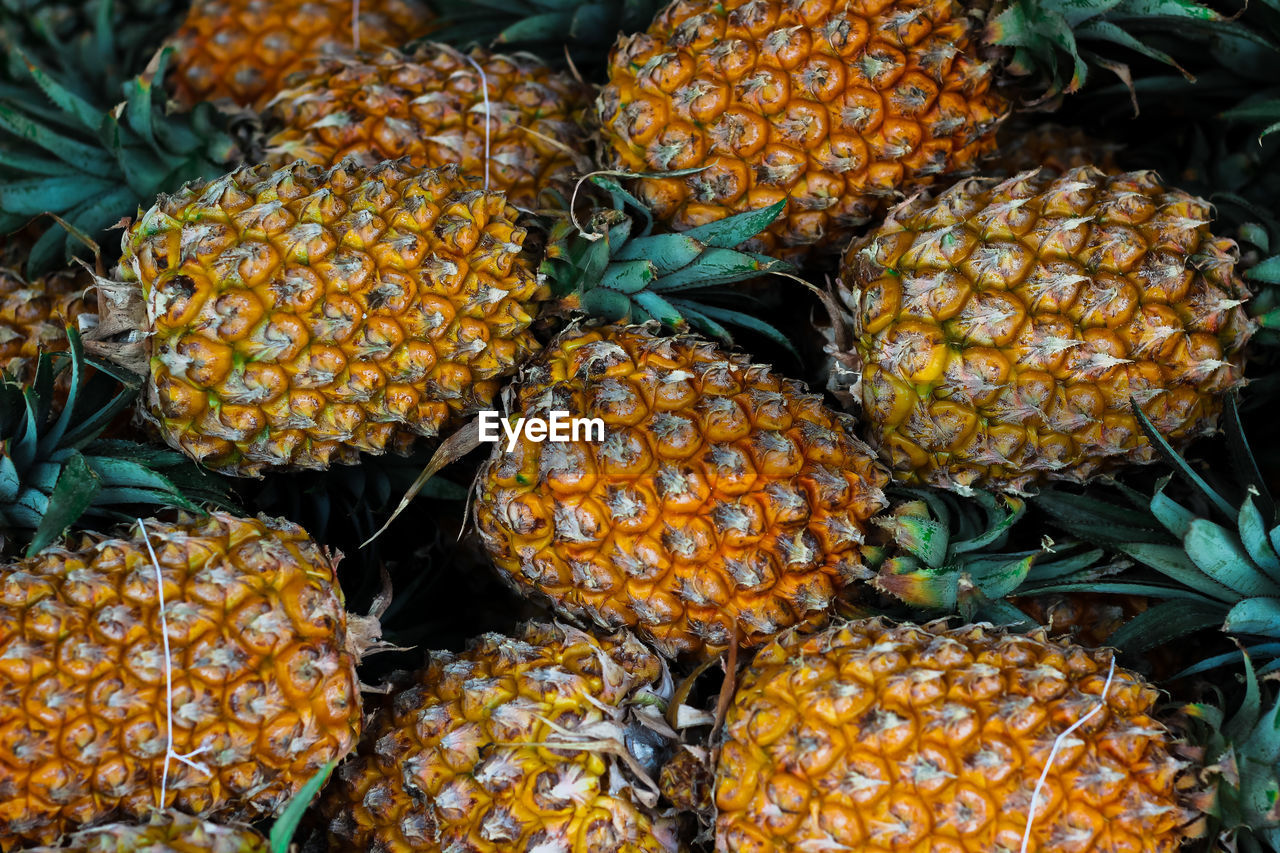 FULL FRAME SHOT OF FRUITS FOR SALE AT MARKET STALL