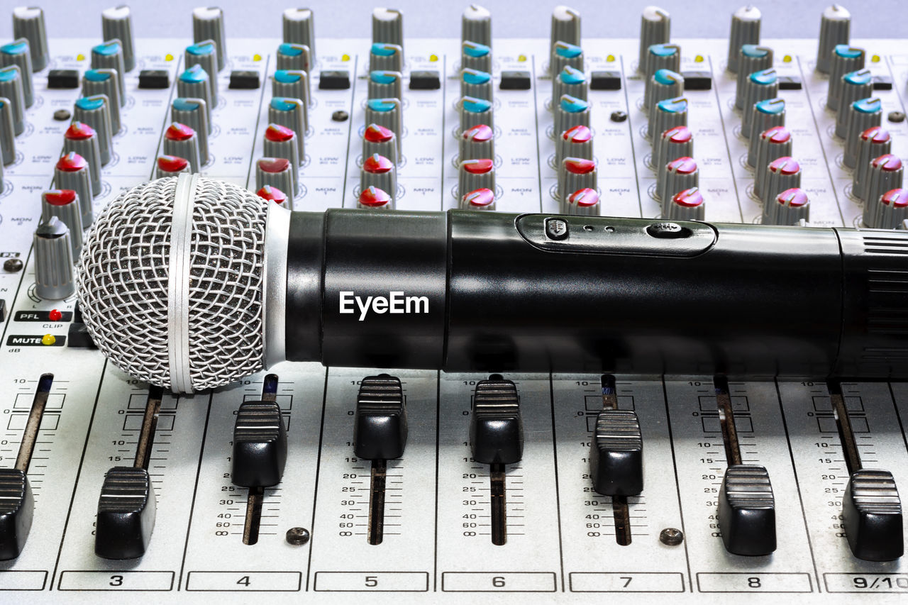 CLOSE-UP OF SOUND MIXER IN ROW
